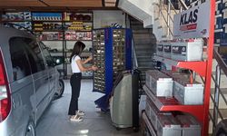 Elektrikçi dükkanına kadın eli değdi: Hem araba tamir ediyor hem de bebek büyütüyor
