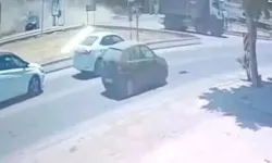 Hatay'da bir otomobilin park halindeki 2 araca çarpması kamerada