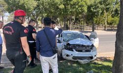 Otomobil Refüje Çarptı: 4 Yaralı