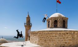 Red Bull Sporcuları Hazal Nehir ve Lilou Ruel,  Tarihi Mardin Çatılarında Sınırları Zorladı