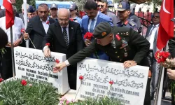 Adana’da 15 Temmuz Şehitlerine Vefa! Dualar Edildi, Karanfiller Bırakıldı