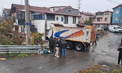 Adana'da fren arızası nedeniyle kaza yapan kamyonun sürücüsü yaralandı