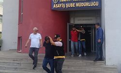 Adana'da kendilerini polis olarak tanıtıp dolandırıcılık yapan 2 zanlı tutuklandı