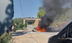 Alanya'da seyir halindeki otomobil yandı