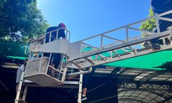 Antalya'da evinin balkonunda dengesini kaybeden kişi alttaki iş yerinin tentesine düştü