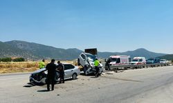 Burdur'da iki otomobilin çarpıştığı kazada 5 kişi yaralandı
