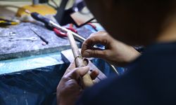 Depremzede zanaatkar tarihi külliyede açtığı atölyede mesleğini sürdürüyor