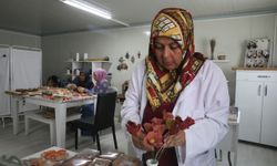 Kahramanmaraşlı kadın girişimci atık talaşı sanat eserlerine dönüştürüyor