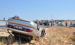 Mersin'de devrilen otomobildeki 1 kişi öldü, 1 kişi ağır yaralandı