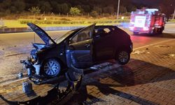Mersin'de refüje çarpan otomobildeki 2 kişi yaralandı