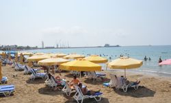 Mersin'de sıcak havadan bunalanlar sahilleri hareketlendirdi
