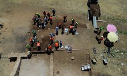 Patara'nın simgesi kent kapısı çevresindeki stoa ve dükkanlar gün yüzüne çıkarılıyor