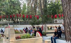 Alanya’da 15 Temmuz’da şehitliğe karanfil bırakıldı