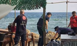 Denize giren 79 yaşındaki yaşlı adamın cansız bedenini kayalıklara savruldu