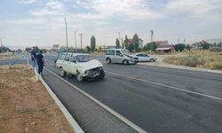 Isparta’da iki otomobil kavşakta çarpıştı: 3 yaralı