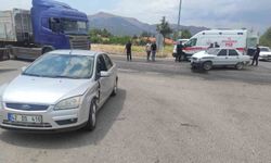 Kavşakta iki otomobil çarpıştı: 4 yaralı