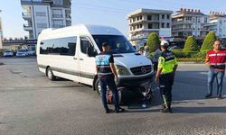 Minibüsün altında kalmaktan kıl payı kurtuldu