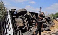 Osmaniye’de kontrolden çıkan tır devrildi: 2 yaralı