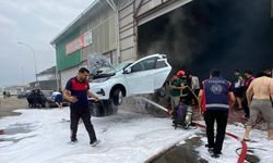 Park halindeyken yanmaya başlayan elektrikli araçtaki yangın, 2 saat boyunca söndürülemedi