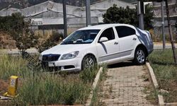 Refüje çıkan otomobildeki 3 kişi yaralandı