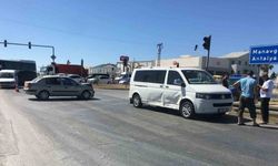 Tur aracı ile otomobil çarpıştı: 2 çocuk yaralandı