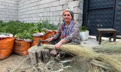 Babaannesinden öğrendiği ot süpürgesi geleneğini yaşatıyor