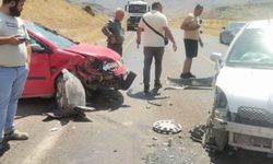 Elbistan’da İki Otomobil Kafa Kafaya Çarpıştı: 2 Yaralı
