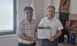 Erdemli'de sigarayı bırakan 2 kamu personeline başarı belgesi verildi