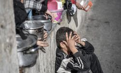 Gazze'de Açlıktan Uyuyamayan Çocuklar Tuz ve Suyla Karınlarını Dolduruyor