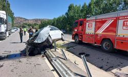 Göksun’da Otomobil Bariyerlere Çarptı: 3 Yaralı
