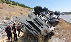 Göksun’da Saman Yüklü Tır Devrildi: 1 Yaralı