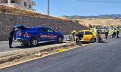 Jandarma Aracıyla Ticari Taksi Çarpıştı: 3 Yaralı