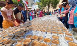 Kadirli'de vatandaşlara aşure ikram edildi
