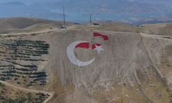 Kahramanmaraş'ın Zirvesine Dev Türk Bayrağı ve İstiklal Madalyası İşleniyor