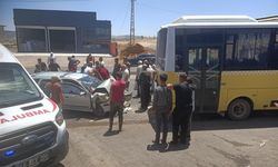 Otomobil Otobüse Çarptı: 2 Yaralı