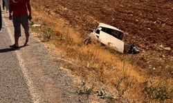 Afşin’de Otomobil Tarlaya Uçtu: 2 Kişi Yaralandı