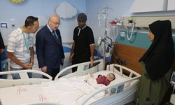 Adana Valisi Köşger, evlatlarını kaybeden Gazzeli aileye taziye ziyaretinde bulundu