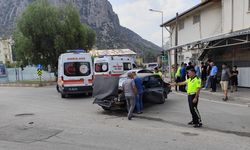 Adana'da iki otomobilin çarpıştığı kazada 3 kişi yaralandı