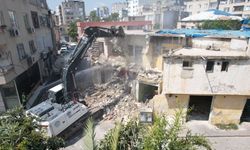 Akdeniz'de 2 katlı metruk bina kontrollü yıkıldı