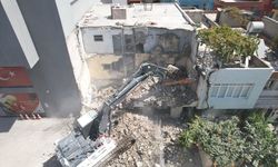Akdeniz'de çökme riski olan 3 katlı metruk bina kontrollü yıkıldı