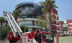 Antalya'da apartmanda çıkan yangında dumandan etkilenen 3 kişi hastaneye kaldırıldı