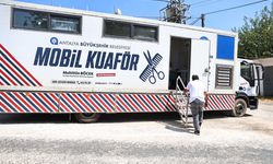 Antalya'da mobil kuaför tırı vatandaşa ücretsiz hizmet verdi