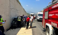 Antalya'da tırın dorsesine çarpan otomobildeki 3 kişi yaralandı