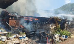 Burdur'da ahırda çıkan ve eve sıçrayan yangında 6 kişi dumandan etkilendi