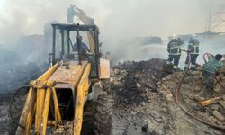 Burdur'da kaynak sırasında çıkan yangında ev, araç, ahır zarar gördü, 3 buzağı telef oldu