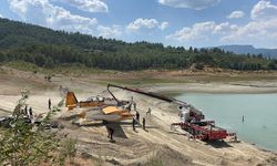 Burdur'da kaza kırıma uğrayan uçak gölden çıkarıldı