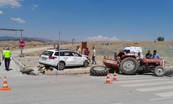 Burdur'da otomobil ile traktörün çarpıştığı kazada 6 kişi yaralandı
