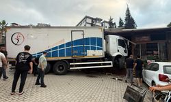 Hatay'da vidanjör ve restorana çarpan kamyonun şoförü yaralandı