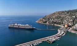 Hollanda bayraklı 'Oosterdam' kruvaziyeri Alanya Limanı'na demirledi