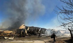 Kahramanmaraş'ta ambalaj fabrikasında çıkan yangına müdahale ediliyor